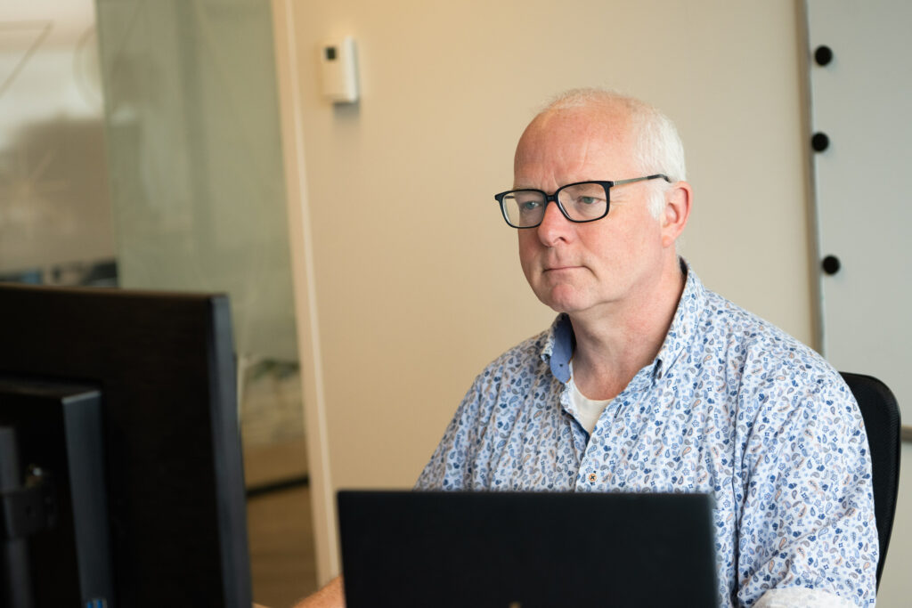 Ronald achter zijn PC